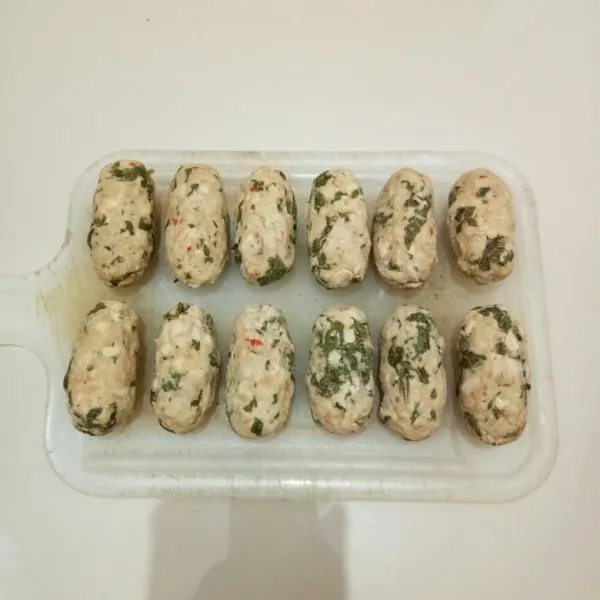 Ambil secukupnya adonan, lalu kepal-kepal bentuk bulat lonjong.