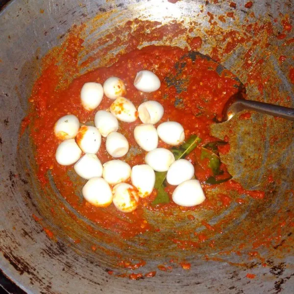 Masukkan telur puyuh.