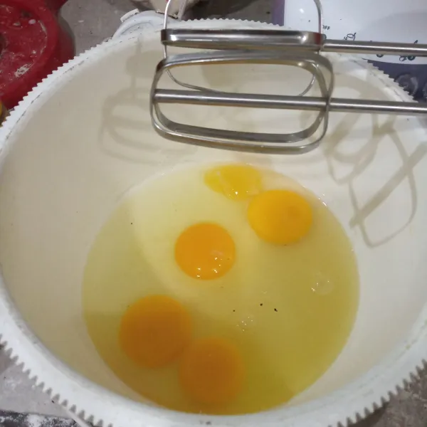 Kocok telur, gula dan sp hingga putih kental berjejak.