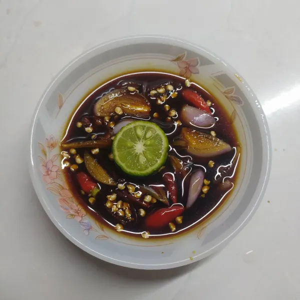 Sambal kecap : Campur jadi satu irisan cabe rawit, irisan bawang merah, kecap manis, kecap asin dan sedikit perasan air jeruk limau. Sajikan sambal dengan sate buntel.