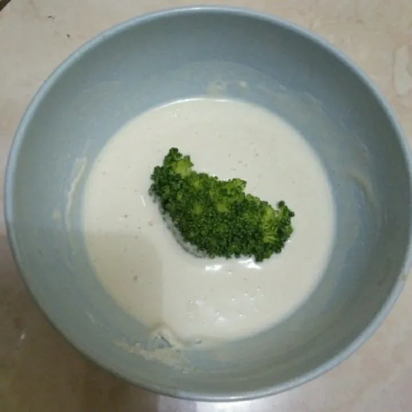 Ambil campuran tepung 5 sdm campur dengan air secukupnya aduk hingga kekentalan sedang, kemudian celupkan brokoli ke dalamnya.