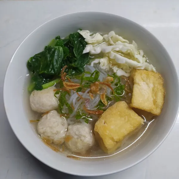 Penyajian : ambil mangkuk, beri bihun, bakso oatmeal, sawi hijau rebus, irisan kubis, tahu goreng, dan bawang merah goreng. Siram dengan kuah, kemudian sajikan.