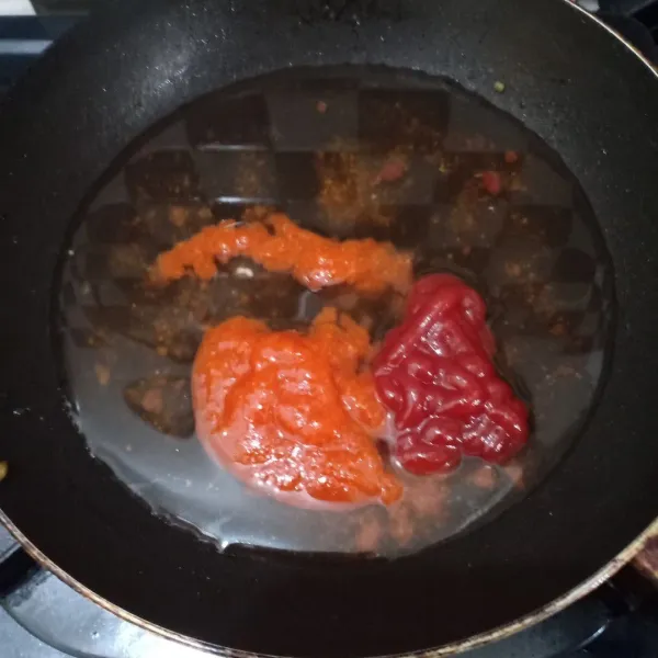 Campurkan saos sambal, saos tomat dan air dalam wajan, masak hingga larut dan mengental.