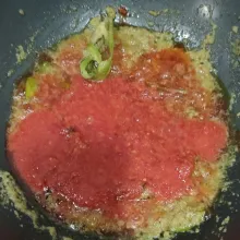 Masukkan bumbu merah, tumis sampai hilang bau langu cabainya.