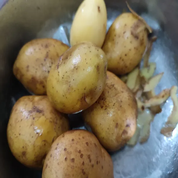 Cuci bersih kentang, sisihkan.