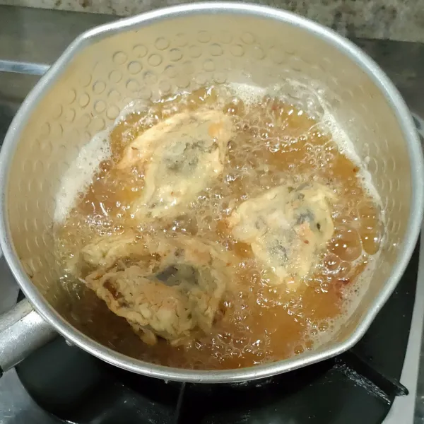 Panskan minyak sampai benar-benar panas, lalu goreng puyuh sampai matang.