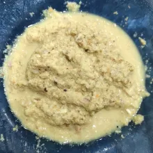 Haluskan kemiri, bawang merah, bawang putih, ketumbar, kunyit, lengkuas, dan jahe (bumbu putih).