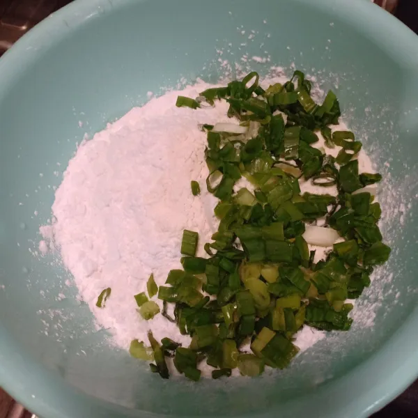 Campurkan dalam wadah, tepung terigu, tepung tapioka, dan irisan daun bawang.