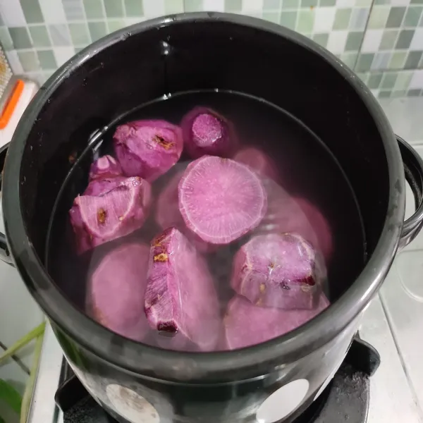 Bersihkan ubi, kemudian rebus hingga empuk, biarkan dingin.