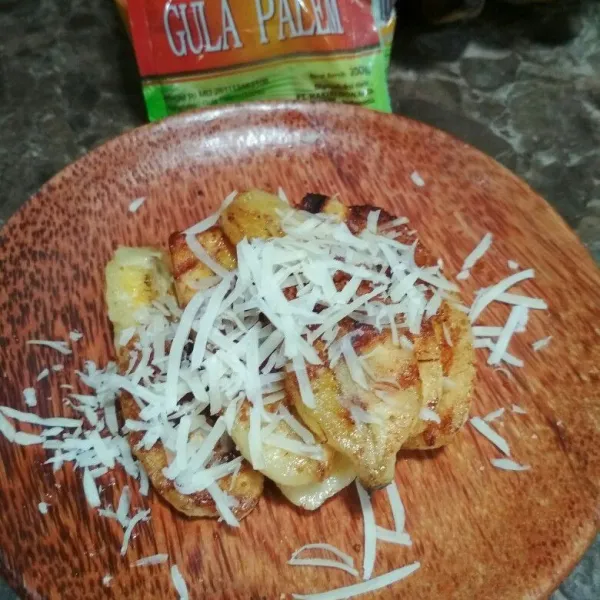 Tambahkan keju parut, sajikan segera.
