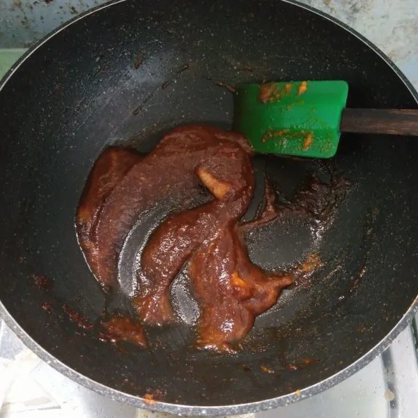 Pisahkan ayam dan bumbunya. Kemudian tambahkan kecap manis pada bumbu. Aduk rata.