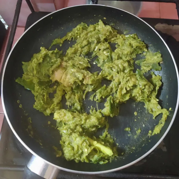 Tumis hingga tanak. Angkat dan sajikan.