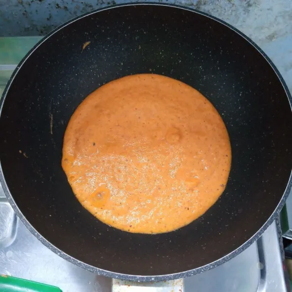 Blender bumbu sampai halus. Kemudian tumis sampai harum dan matang.