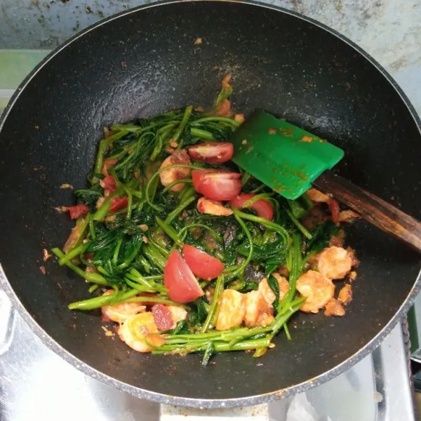Tambahkan tomat. Aduk rata. Masak sebentar. Icip rasa. Angkat dan sajikan.