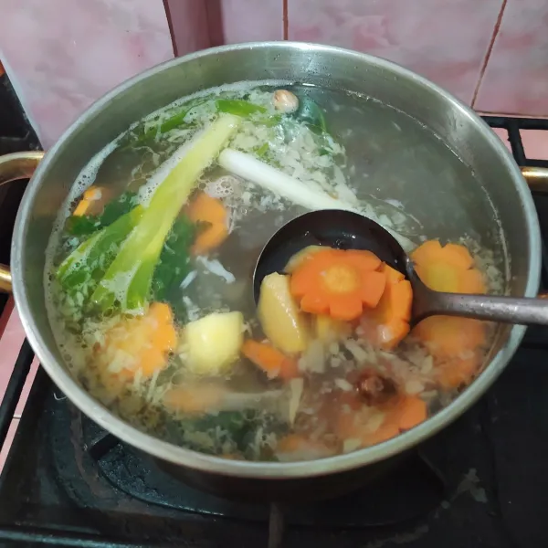 Masukkan kentang dan wortel, masak hingga empuk. 
Tes rasa lalu sajikan bersama taburan bawang merah goreng.