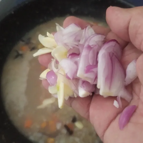 Setelah beras lunak/hancur, tambahkan bawang merah dan bawang putih, masak 10 menit.