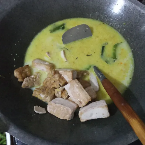 Masukkan tahu dan tempe goreng, lalu aduk rata.