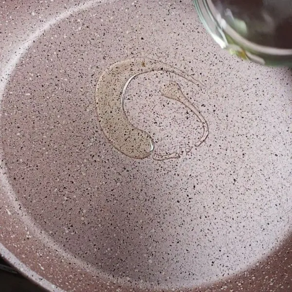 Tuang olive oil ke pan anti lengket.