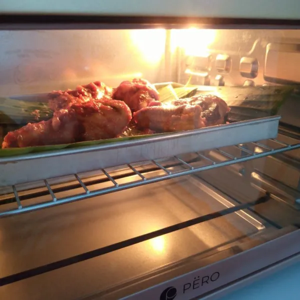 Siapkan loyang. Alasi dengan baking pepper atau daun pisang. Tata ayam diataskan. Olesi dengan bumbu. Panggang selama 30 menit dengan suhu 180° atau sampai kecoklatan. Sesuaikan oven masing-masing. Angkat dan sajikan.