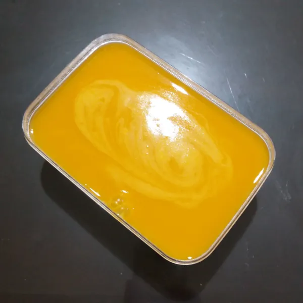 Masak puding mangga sesuai petunjuk pada kemasan, tuang perlahan ke atas puding cokelat dan pastikan bagian atas puding coklat sudah set, diamkan hingga suhu ruang lalu simpan dalam kulkas.