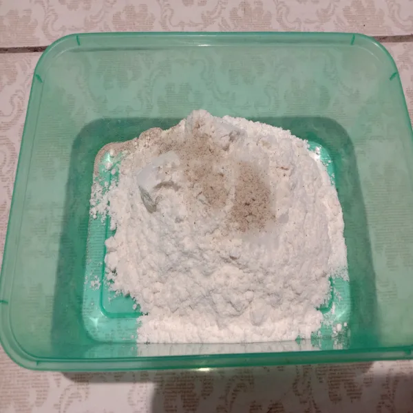 Campur tepung terigu, tepung serbaguna, garam dan merica ke dalam sebuah wadah.