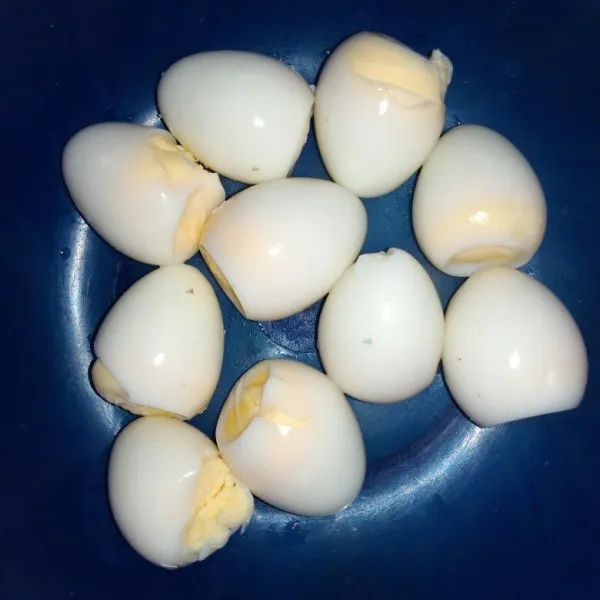 Rebus telur puyuh sampai matang lalu kupas kulitnya.