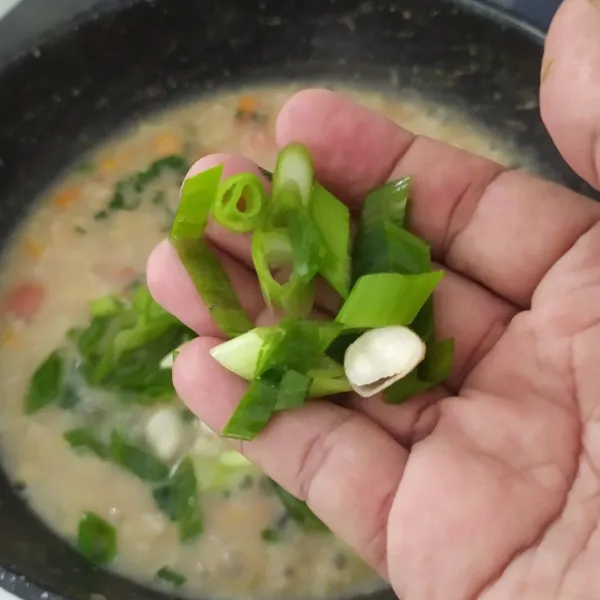 Saat adonan mulai mengental/mulai berbentuk bubur, tambahkan daun bawang prei, seledri dan garam. Masak sebentar, sajikan dengan taburan bawang merah goreng.