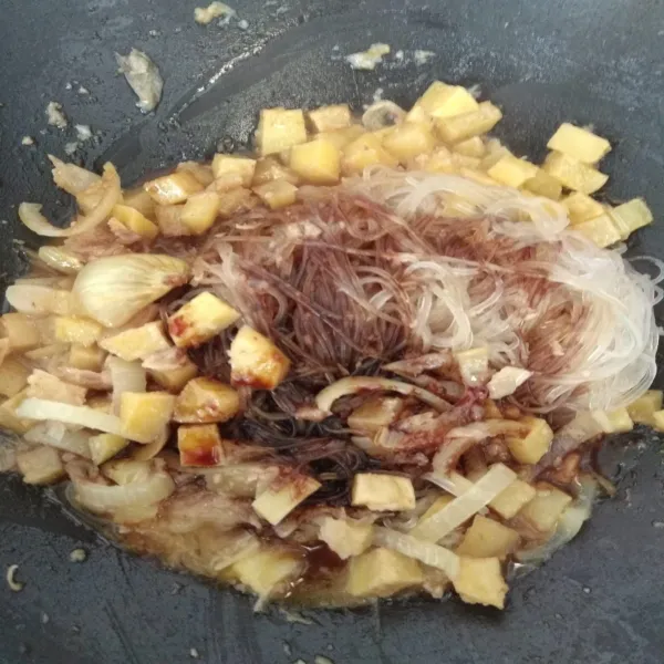 Tambahkan air dan semua seasoning, aduk rata kembali.
