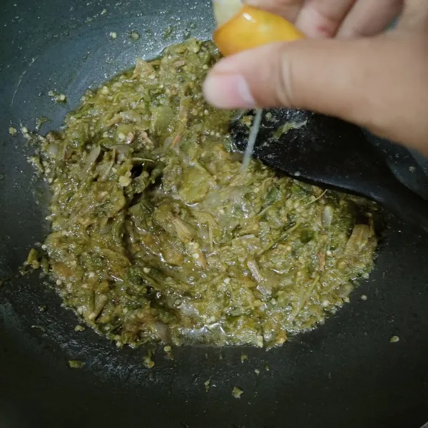 Tumis sambal sampai harum dan matang. Sebelum diangkat kucuri air jeruk nipis, aduk sebentar. Lalu angkat.