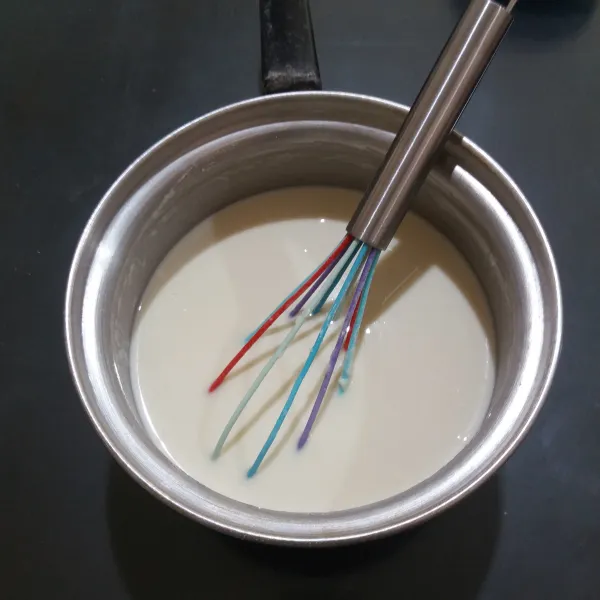 Aduk rata tepung terigu, tepung tapioka, fiber creme, air, telur, minyak goreng dan garam dengan whisker.