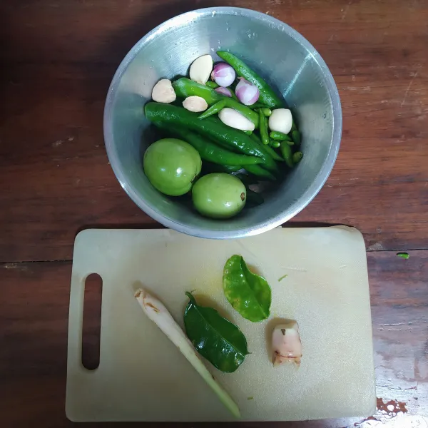 Siapkan bahan-bahan sambal, cuci hingga bersih.