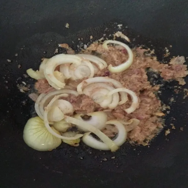 Panaskan minyak goreng, lalu tumis bumbu halus bersama irisan bawang bombay hingga harum.