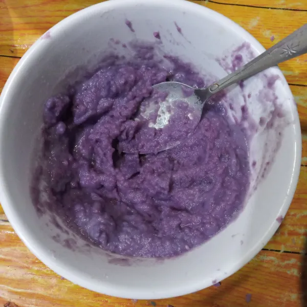 Haluskan ubi ungu lalu campurkan dengan santan, garam dan vanili bubuk. Aduk rata.