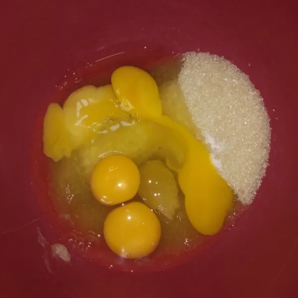 Campur telur, gula pasir, vanili, dan SP. Mixer dengan kecepatan tinggi sampai putih berjejak.