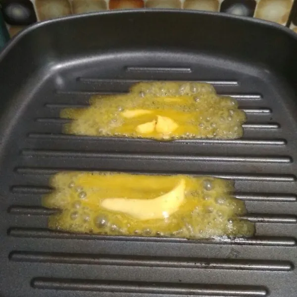 Panaskan grill pan, beri margarin dan tunggu hingga margarin meleleh.