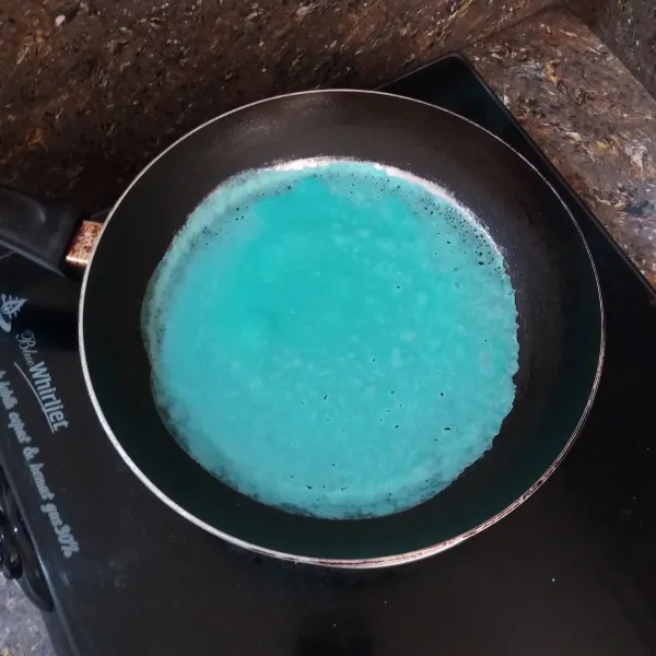 Panaskan teflon, oles sedikit minyak jika perlu, tuang 1 sendok sayur adonan, masak hingga matang.
Ulangi hingga semua adonan habis.