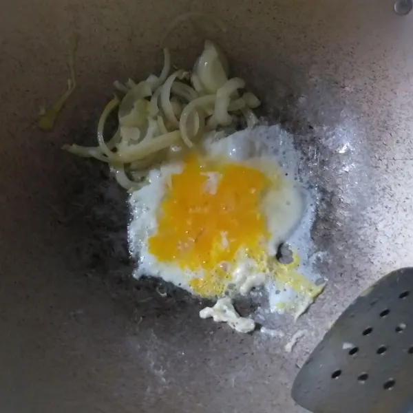 Masukkan telur, kemudian aduk hingga membentuk butiran.
