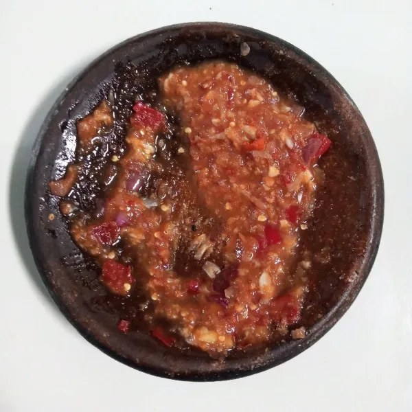 Ulek bumbu sampai halus.