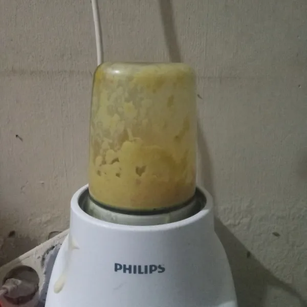 Blender semua bahan bumbu halus.