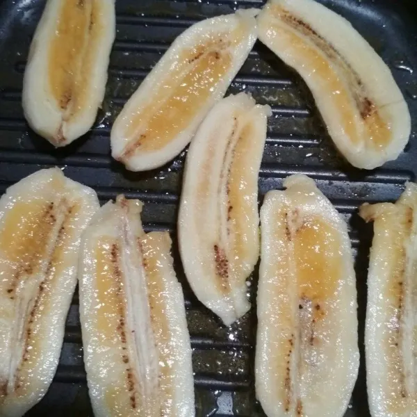 Tata pisang di grill pan, bakar hingga kecoklatan kedua sisi, angkat dan sisihkan.