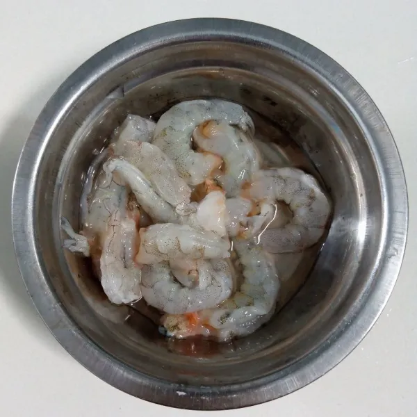 Siapkan udang. Kemudian kupas.