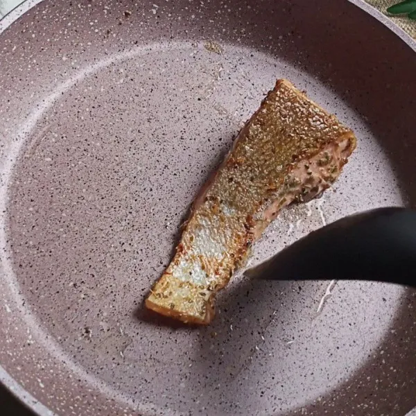 Kalau bagian kulit sudah krispi, balik salmon ya. Masak pada tingkat kematangan sesuai selera