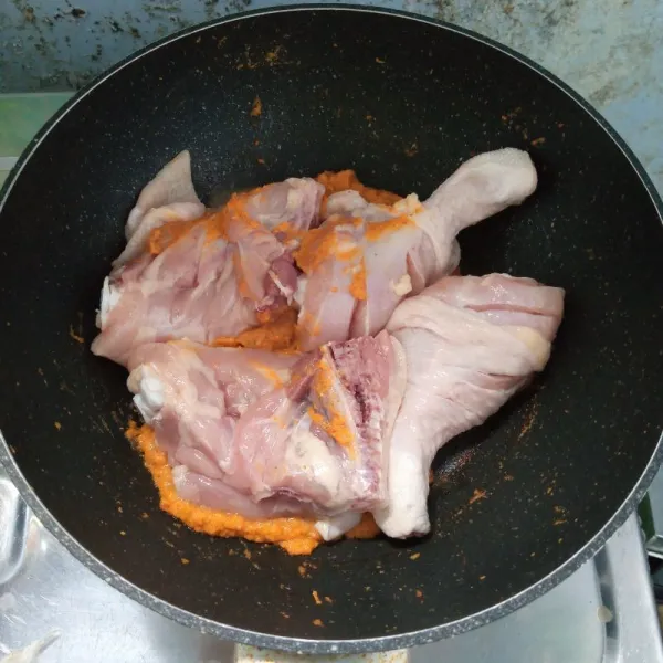 Masukkan ayam. Aduk rata. Masak sampai berubah warna.