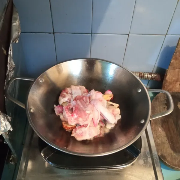 Masukkan ayam, masak hingga ayam berubah warna.