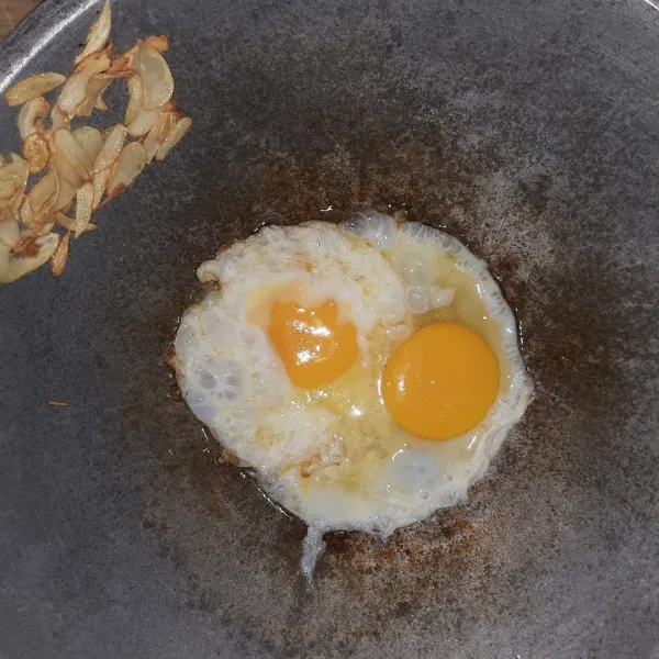 Sisihkan bawang, ceplok telur. Biarkan sampingnya kering.