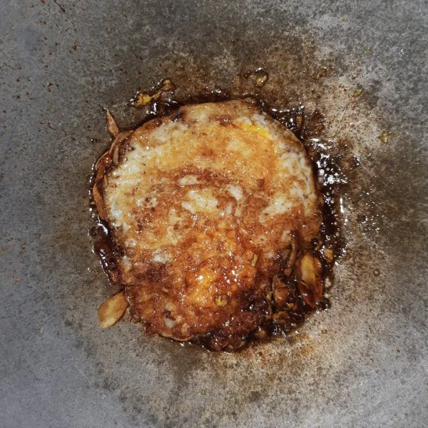 Masukkan bon cabe, masak hingga bumbu menyelimuti semua bagian telur. Angkat.