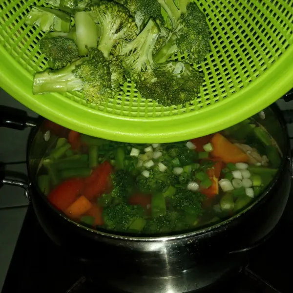 Masukkan brokoli dan daun bawang. Masak 30 detik saja. Koreksi rasa. Matikan api.