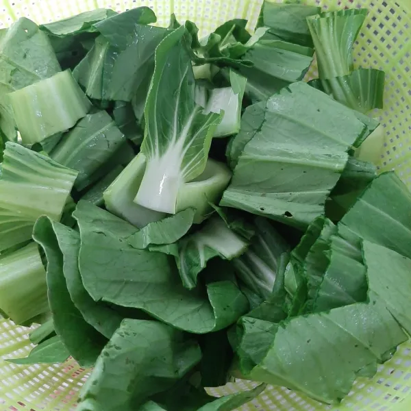 Iris pokcoy, lalu cuci bersih.