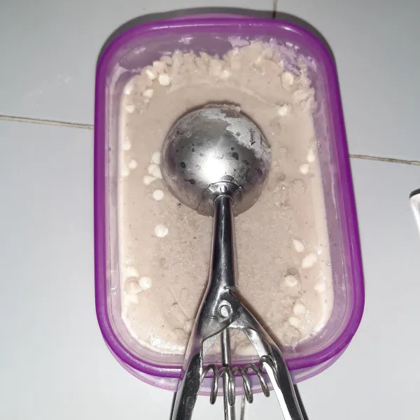 Ambil es krim dengan menggunakan scoop (opsional).