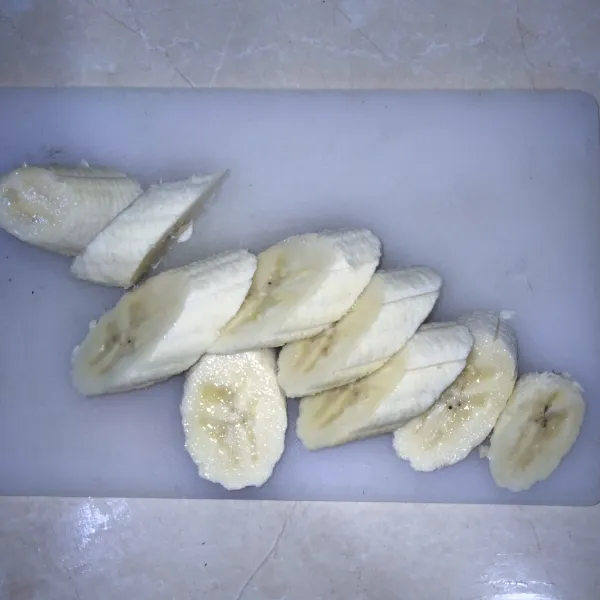 Potong-potong pisang secara menyerong.
